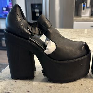 UNIF Slacker Platform Shoe Women’s 8 - LIKE NEW, only worn once